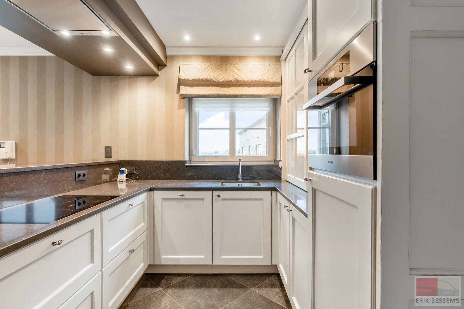 Deze ruime landelijk gelegen woning, met een woonoppervlakte van circa 287 m² en gelegen op een perceel van 3969 m², is voorzien van alle moderne comfort. foto 8