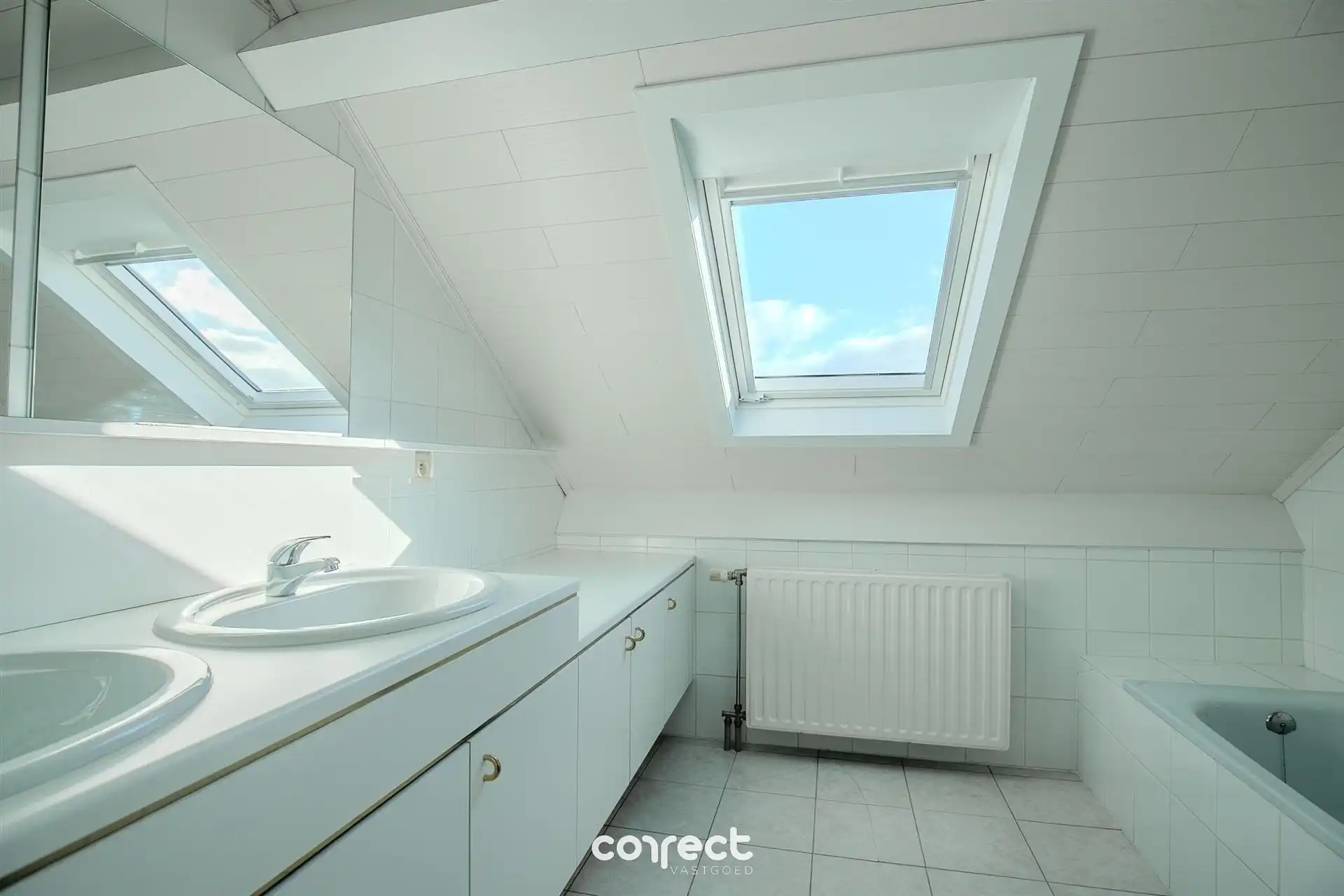 Ruime open bebouwing met 5 slaapkamers, 2 badkamers,  tuin,  garage, carport en werkplaats. foto 14