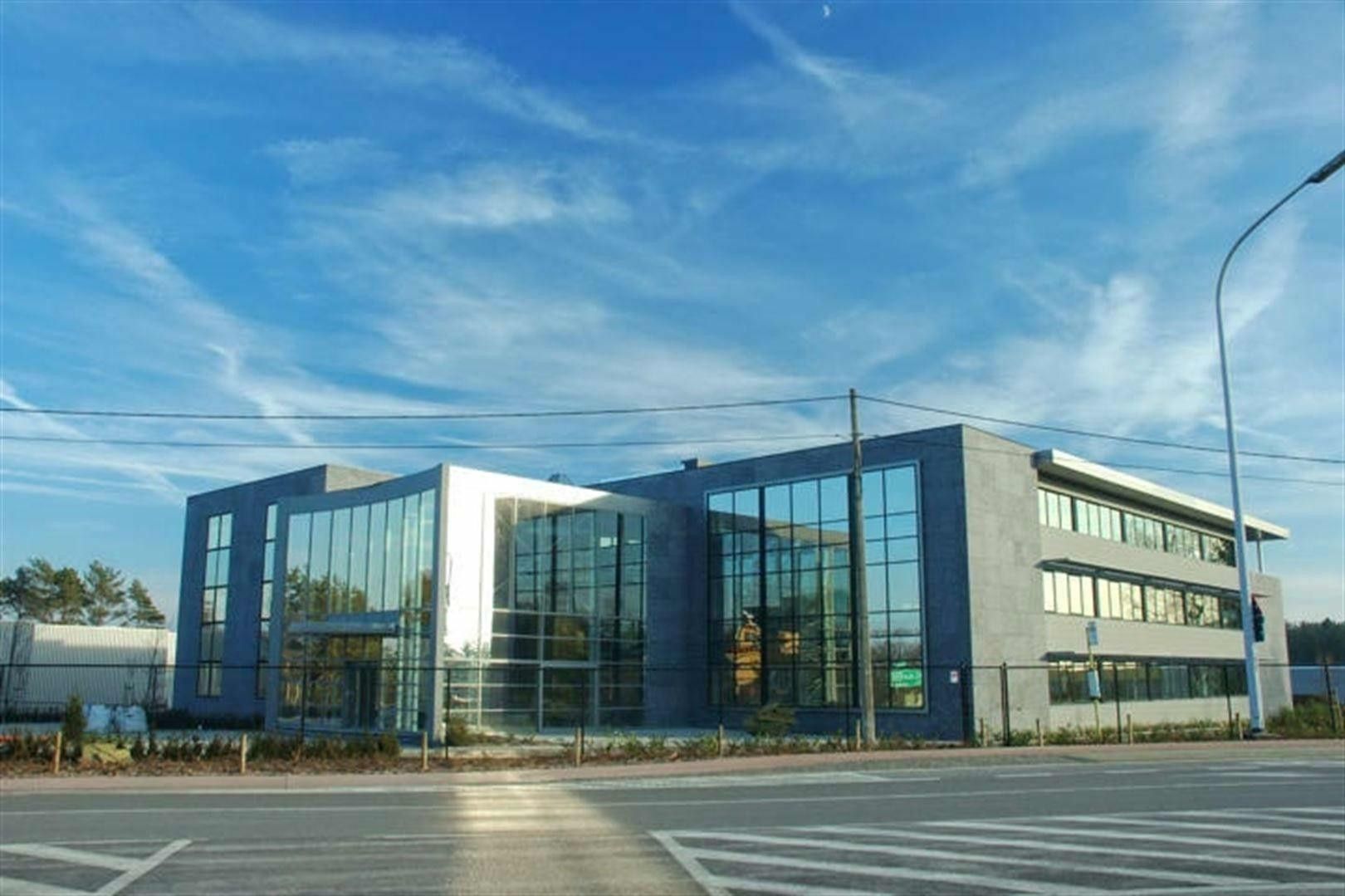 Representatief kantoorgebouw van 560m² gelegen in Lummen - toplocatie foto {{pictureIndex}}