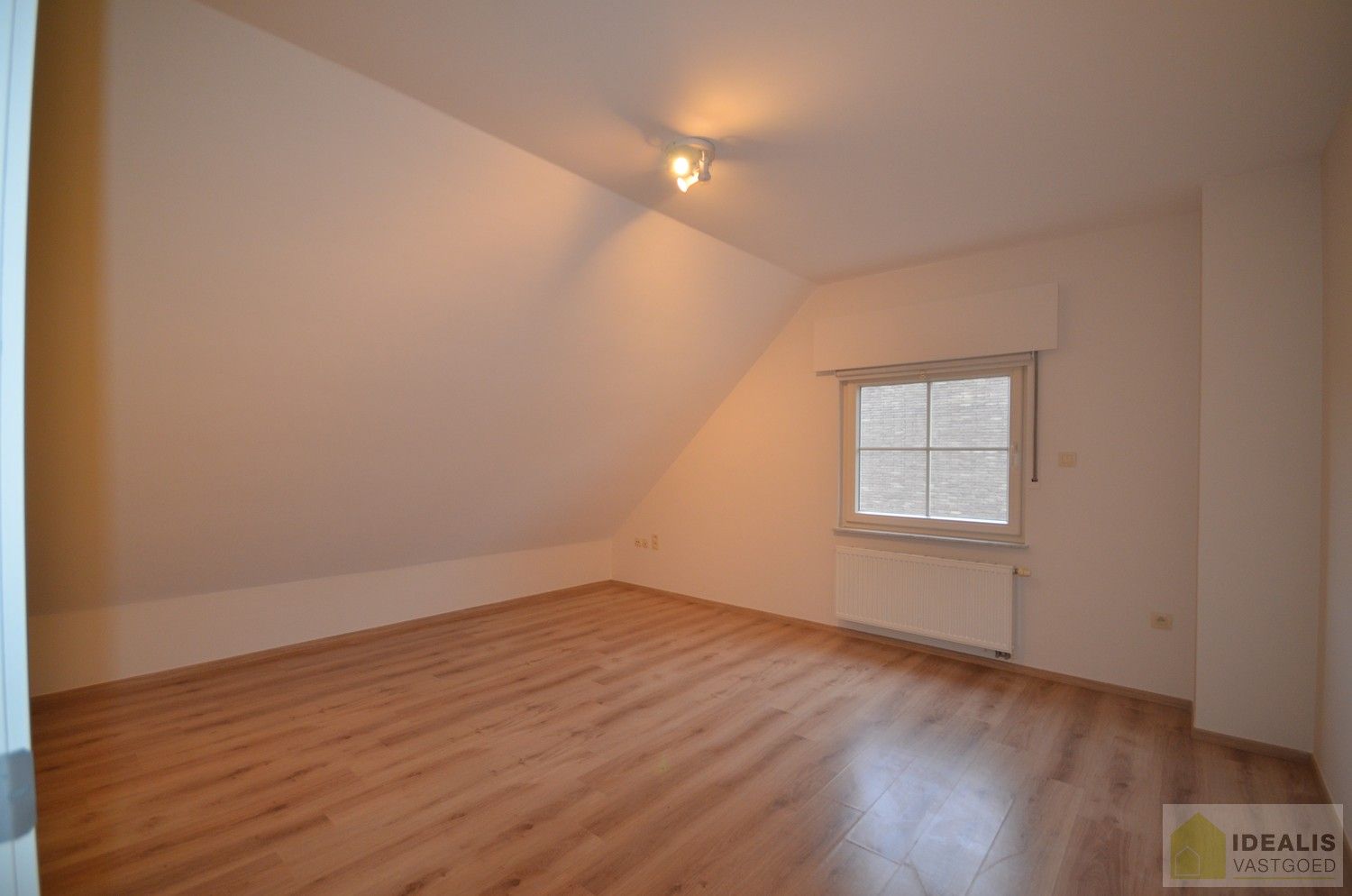 LUXUEUS AFGEWERKTE VILLA IN ZEER GOEDE STAAT! Deze ruime woning omvat o.a. een grote leefruimte, ruime keuken met bergplaats, wasplaats, 3 slaapkamers, ruime badkamer, inpandige garage en bergzolder! De villa is gelegen op een perceel met een opp. +/-13a dat volledig is aangelegd en omheind! Zeer geschikt voor kandidaten op zoek naar een rustig, doch centraal gelegen instapklare woning. foto 16