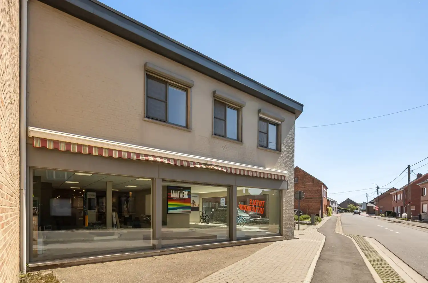 Commercieel pand met ruime handelsruimte, loods én drie-slaapkamer appartement van 160 m² in Wezemaal ! foto 2