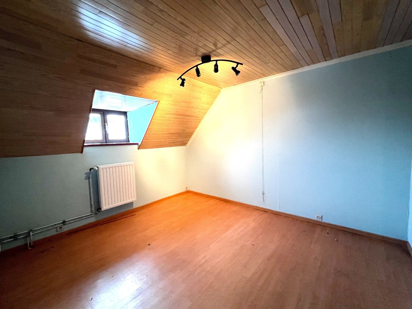 Te renoveren rijwoning met garage en tuin gelegen te Heule. foto 7