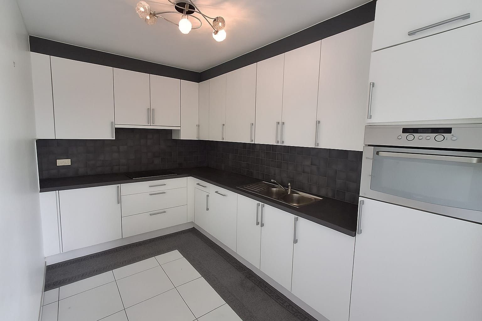 INSTAPKLAAR APPARTEMENT MET 2 SLPKS | 2 TERRASSEN EN STAANPLAATS IN HARTJE KNESSELARE foto 3