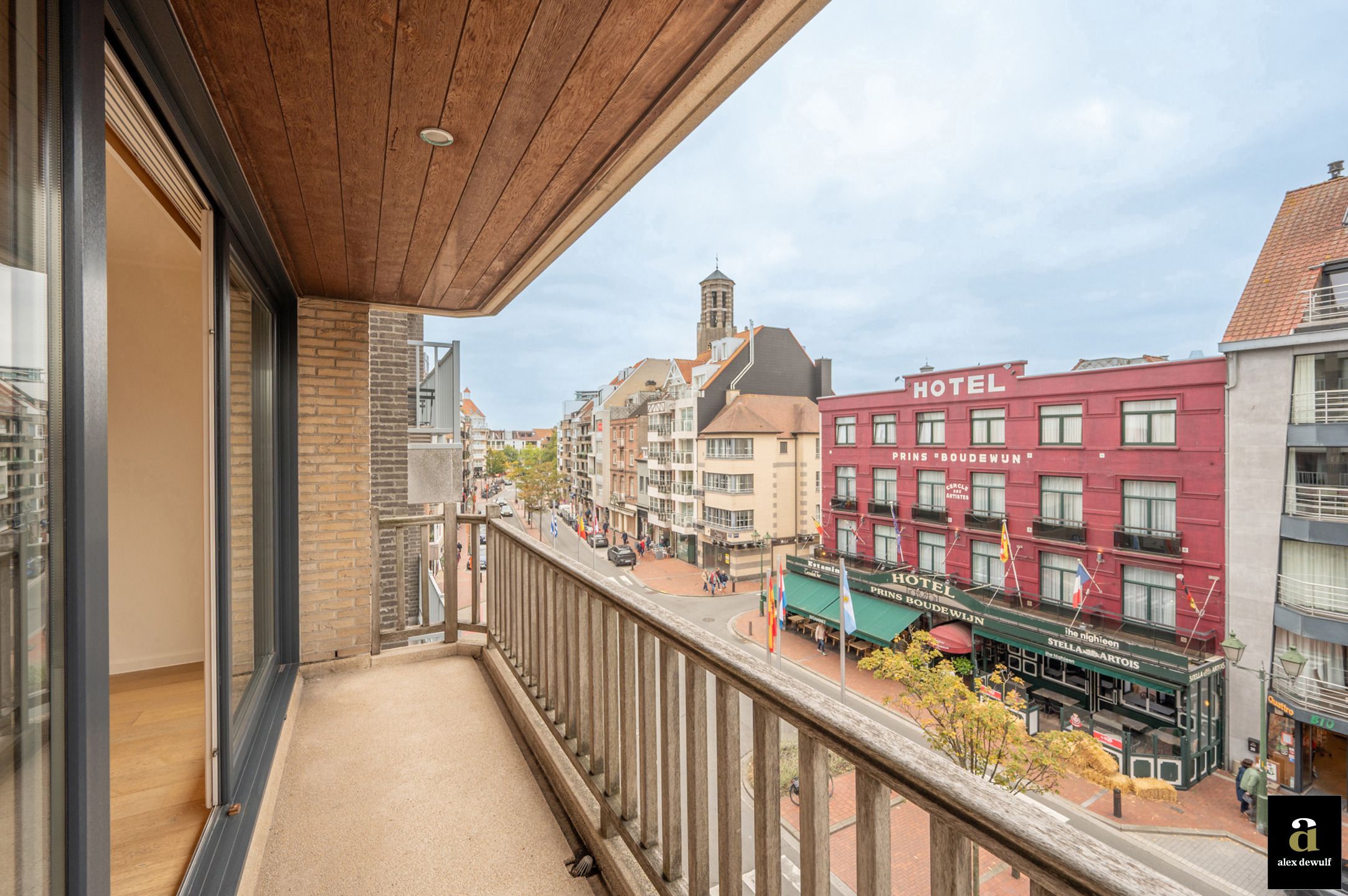 Ruim 2-slaapkamerappartement met westgericht terras op de Lippenslaan foto {{pictureIndex}}