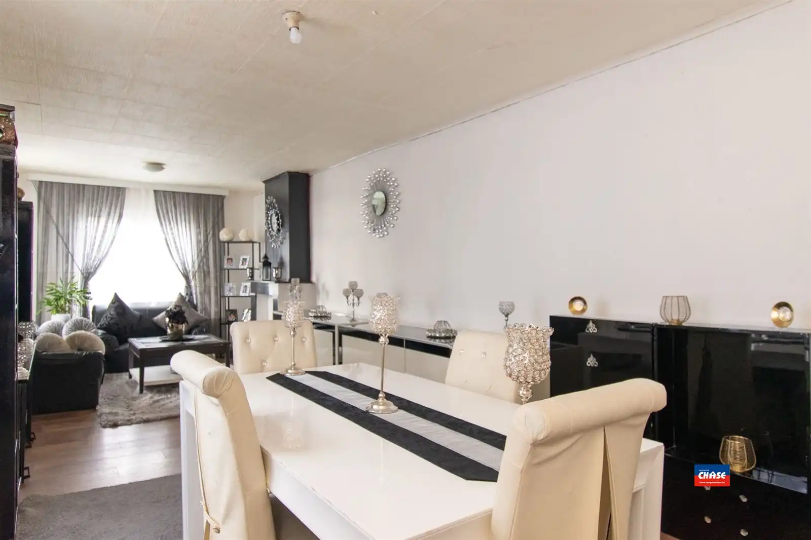 Woonhuis met tien slaapkamers en hangaar foto 23