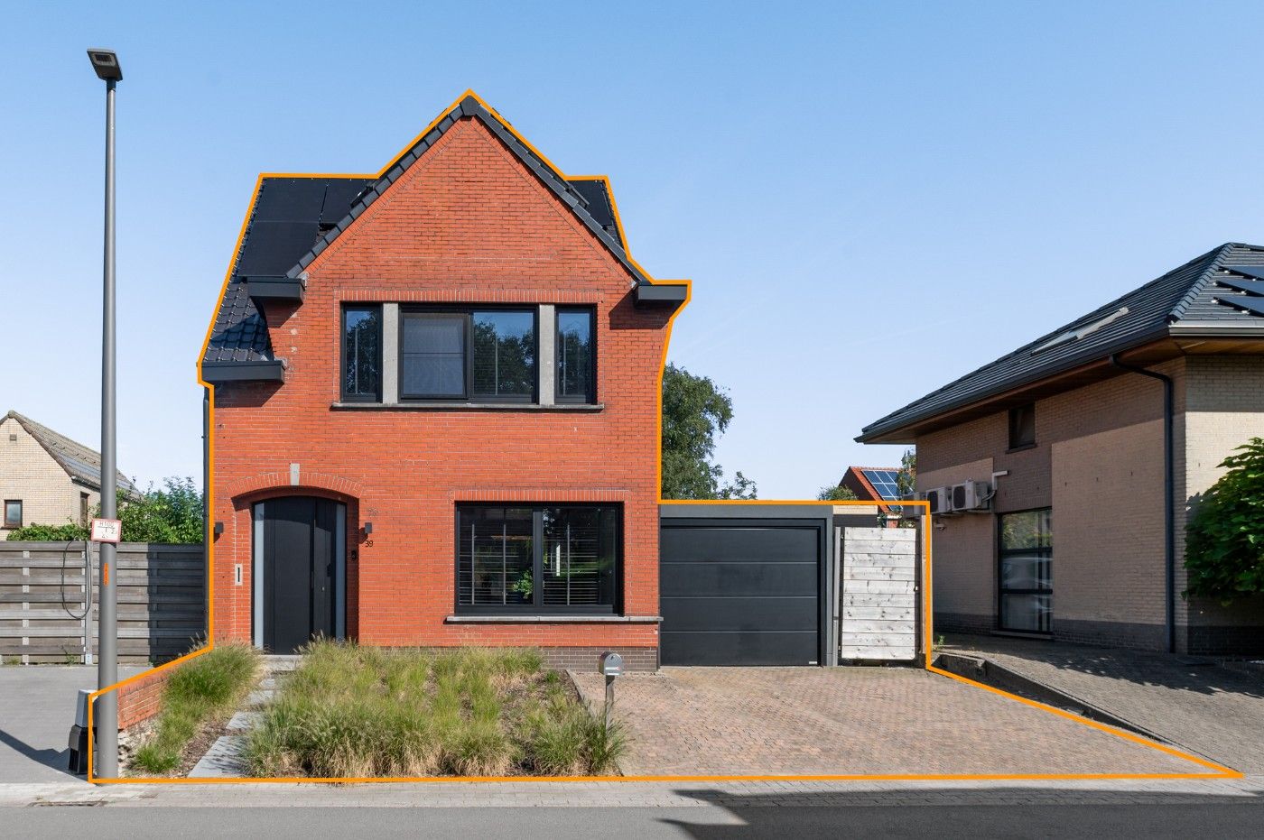 Hippe, vrijstaande woning met 2 grote slpk., garage en tuin foto 1