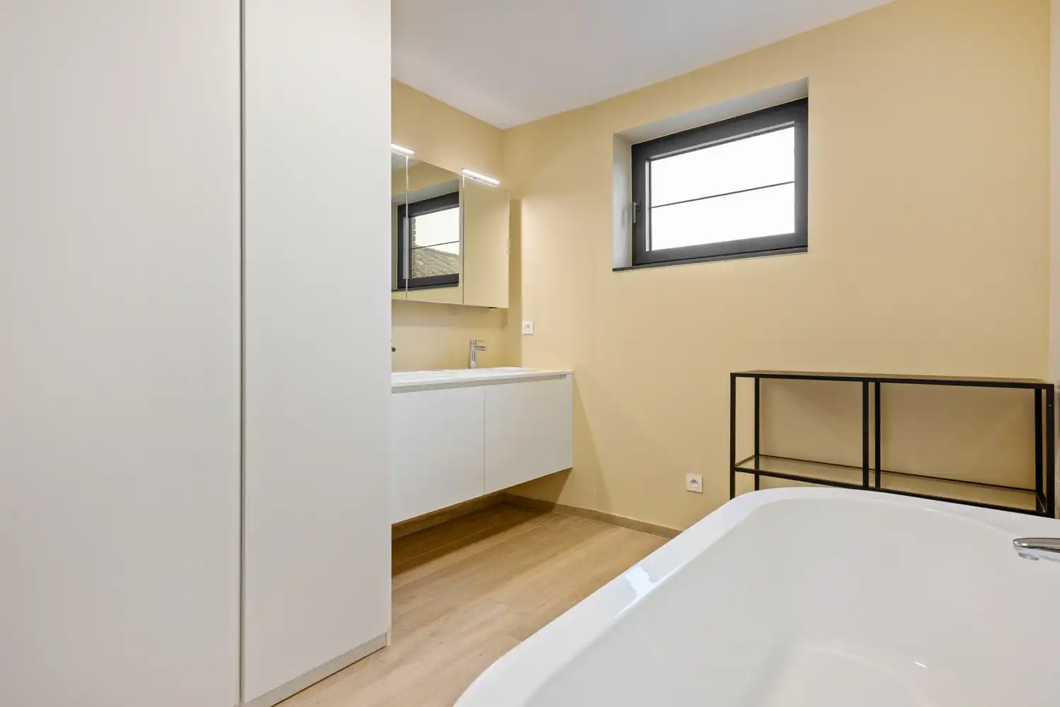 Recent energiezuinig appartement met 2 slpkrs, terras en autostaanplaats te Schriek foto 8