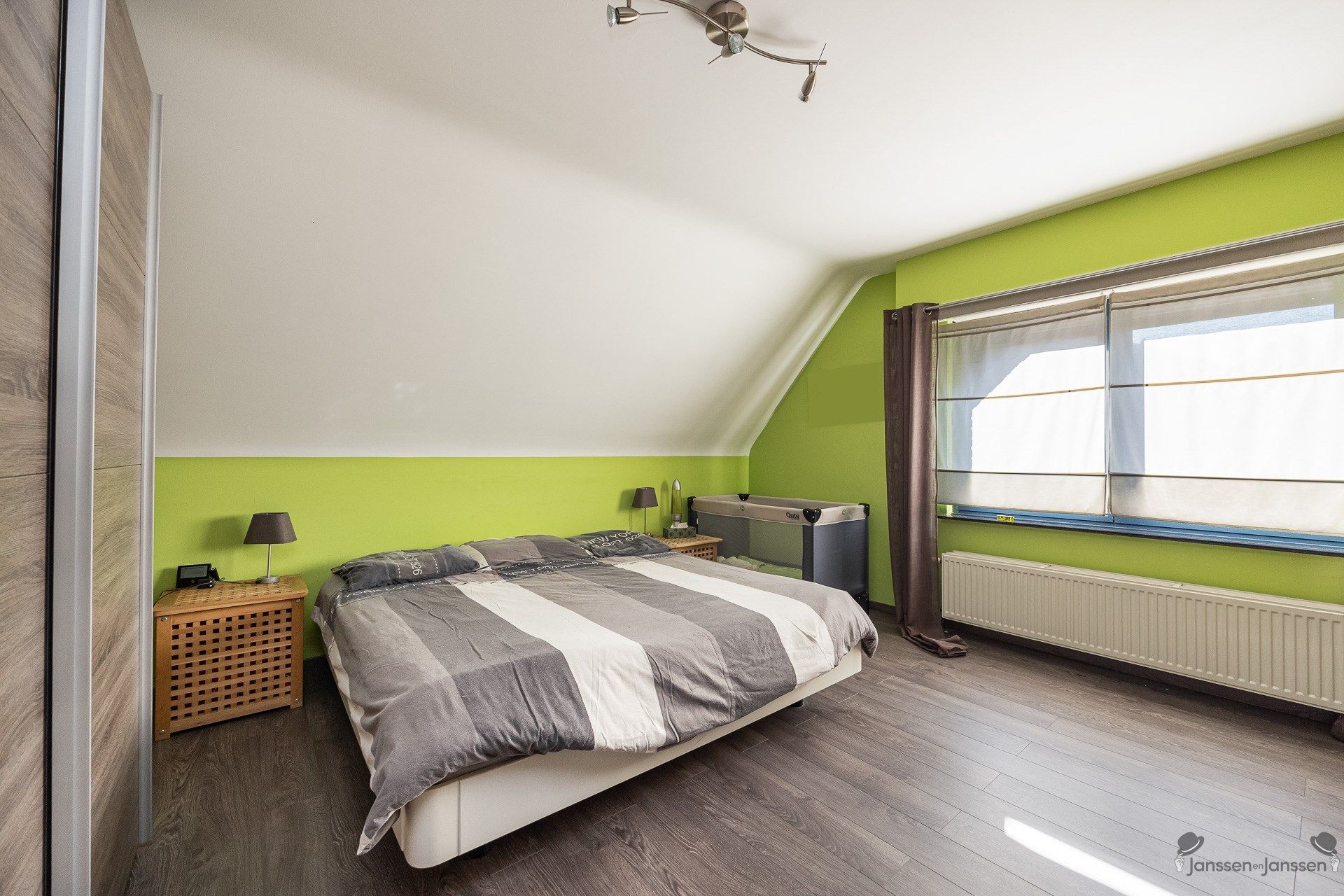 Ruime woning met vijf slaapkamers, vijver en zwembad op 977 m². foto 15