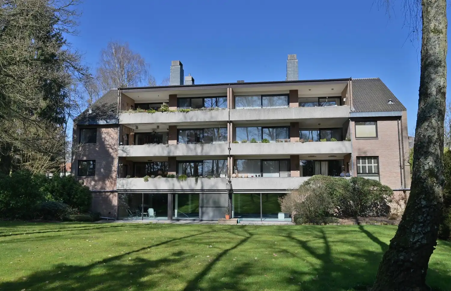 Schitterend instapklaar villa-appartement gelegen op de gelijkvloerse verdieping in een luxe residentie met binnenzwembad en gezamenlijke parktuin foto {{pictureIndex}}