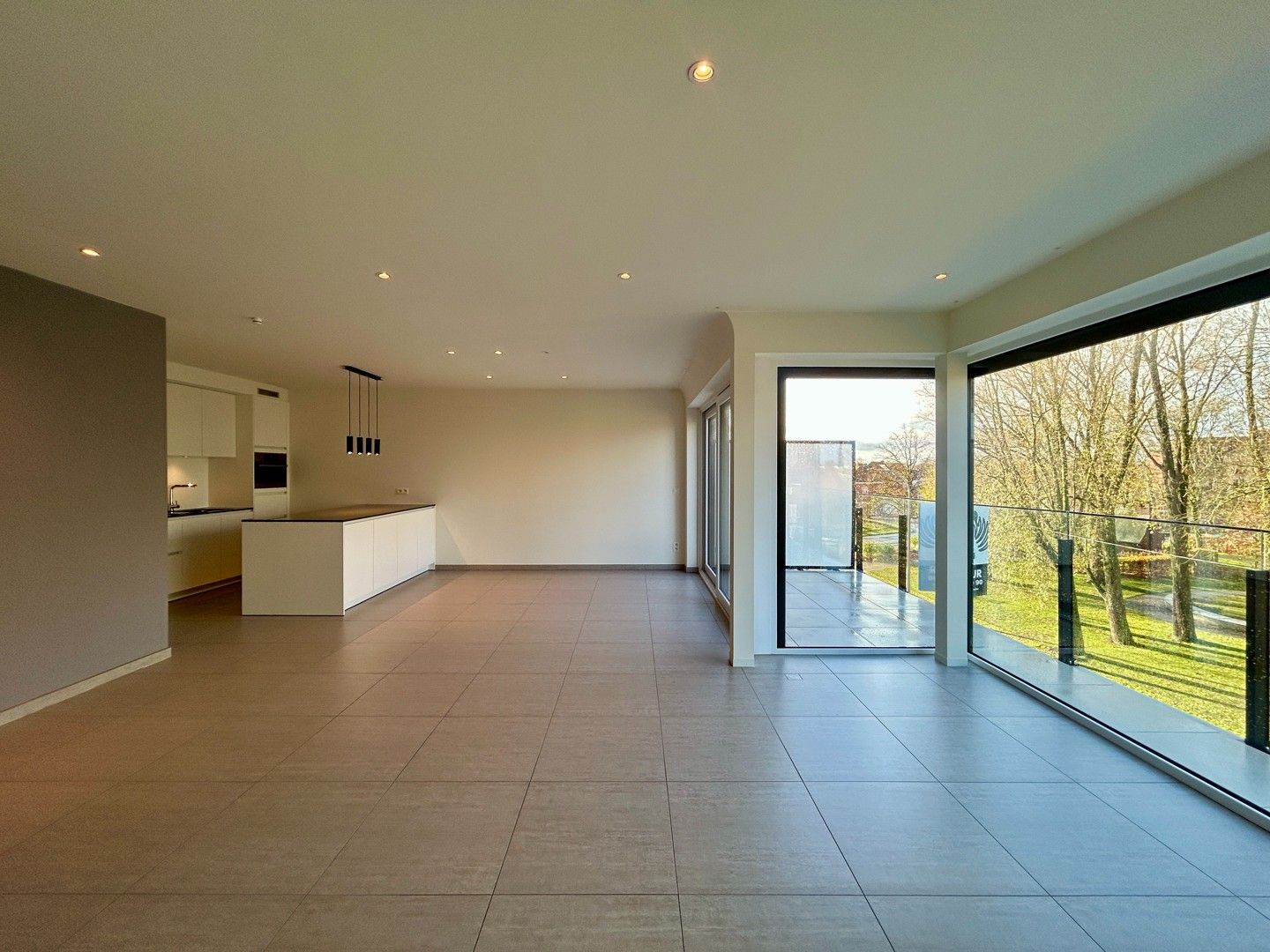 Instapklaar twee-slaapkamerappartement met zicht op stadspark te centrum Roeselare! foto {{pictureIndex}}