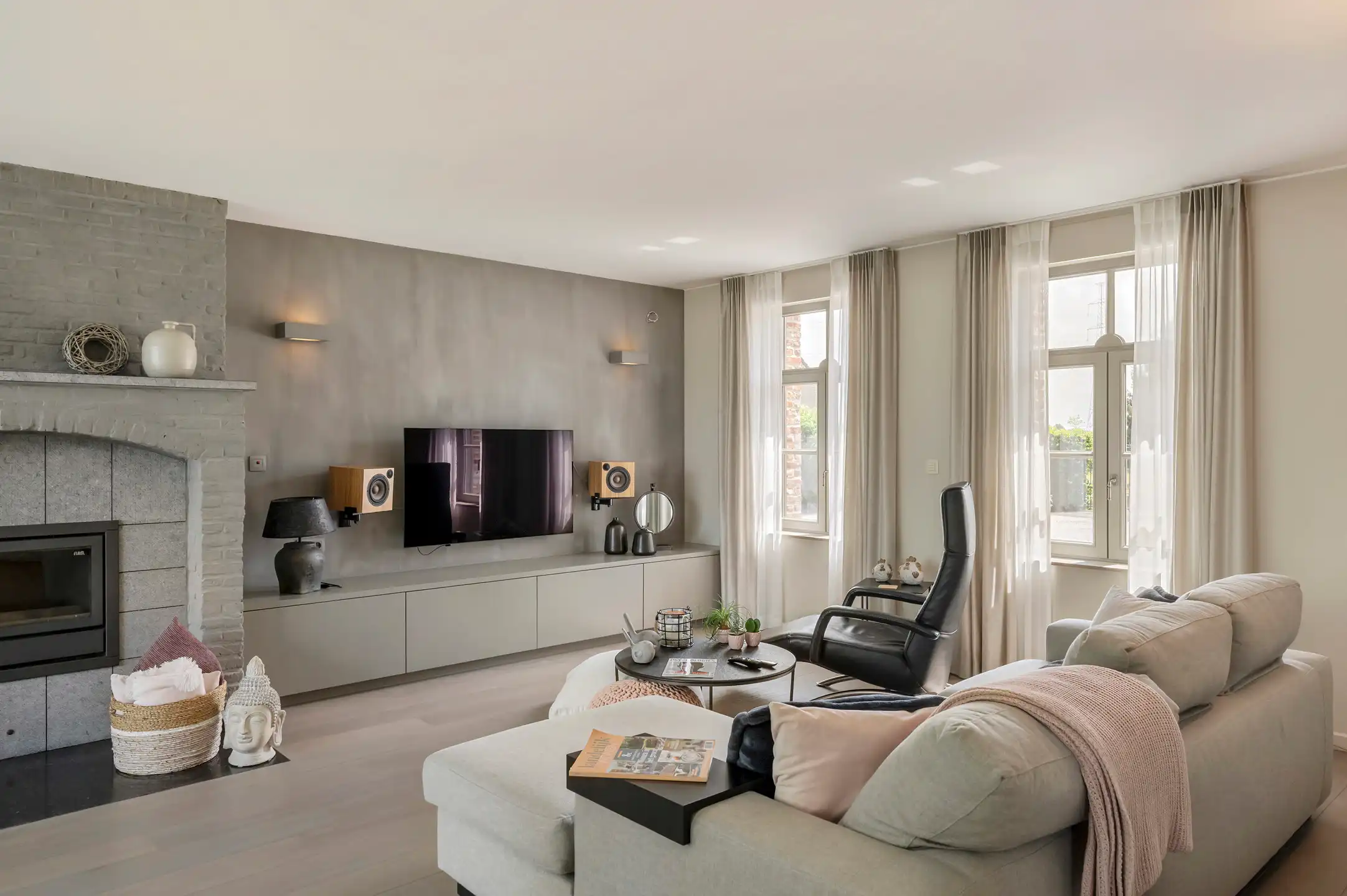 Volledig gerenoveerde woning met 5 slaapkamers, zwembad en prachtig aangelegde tuin op 1.643 m². foto 5