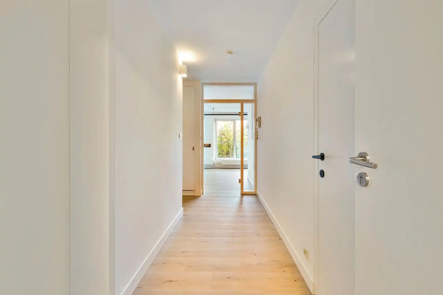 Recent gerenoveerd, ruim en lichtrijk 2-slaapkamerappartement in hartje Maaseik.  foto 13