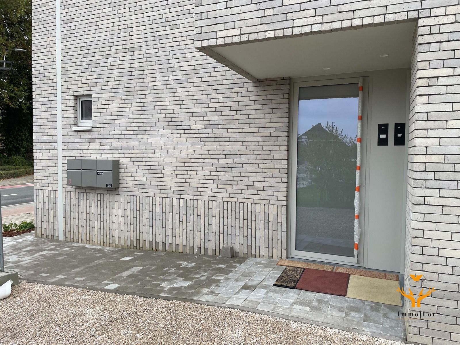 Volledig gerenoveerd appartement op het gelijkvloers van maar liefst 220m² met privé tuin en terras.  foto 1