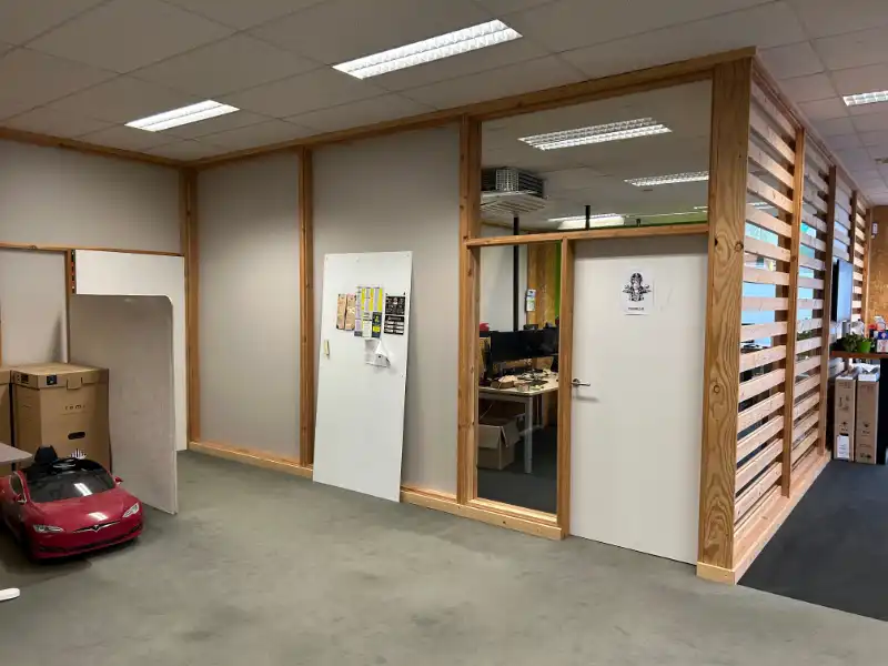 Commercieel gelegen handelspand van 450 m² met ruime parking. foto 6