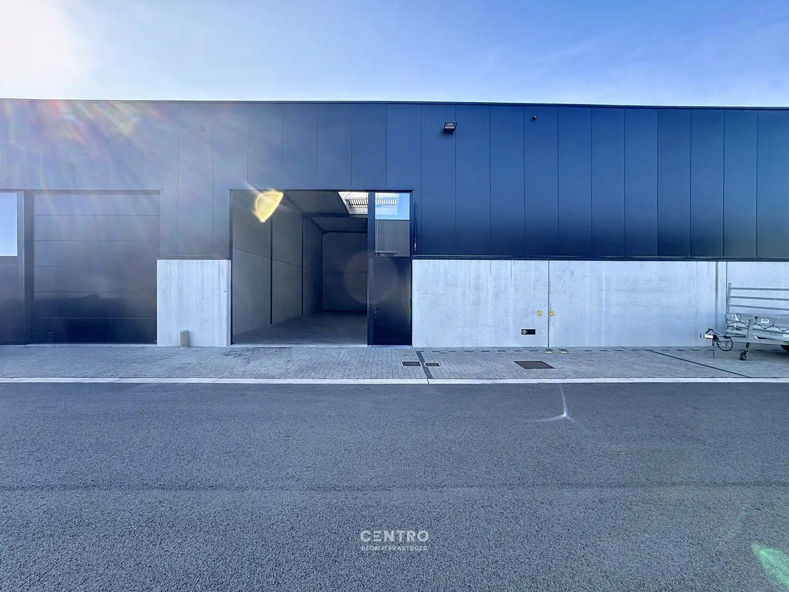 Goed GEISOLEERD MAGAZIJN (180m2) TE HUUR, inclusief private parkeerplaats voor de deur en vrije hoogte 6m op ambachtelijke zone te Ingelmunster. foto 8