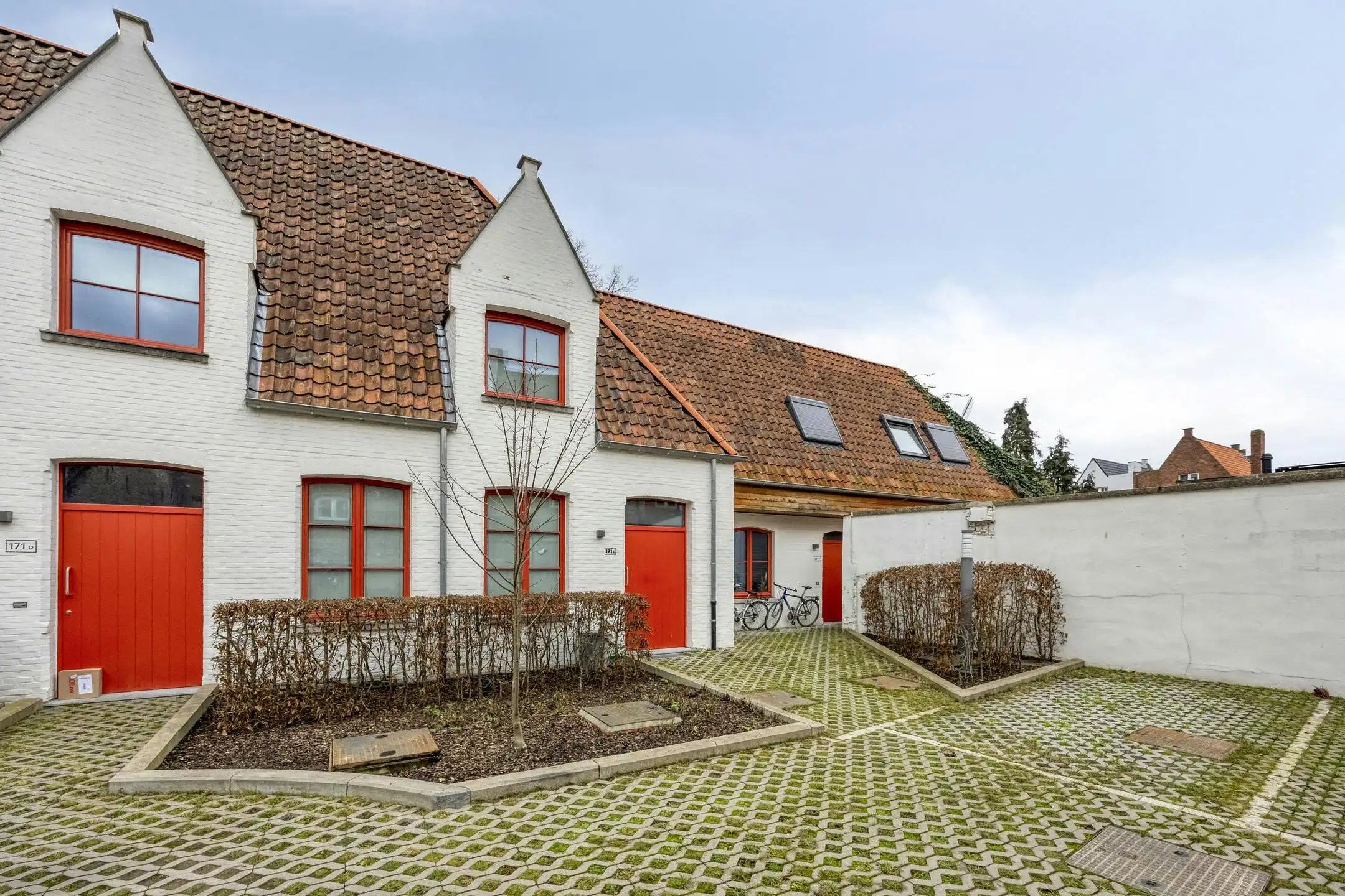 Uitgeruste herenwoning met 3 slaapkamers in de Brugse stad foto {{pictureIndex}}