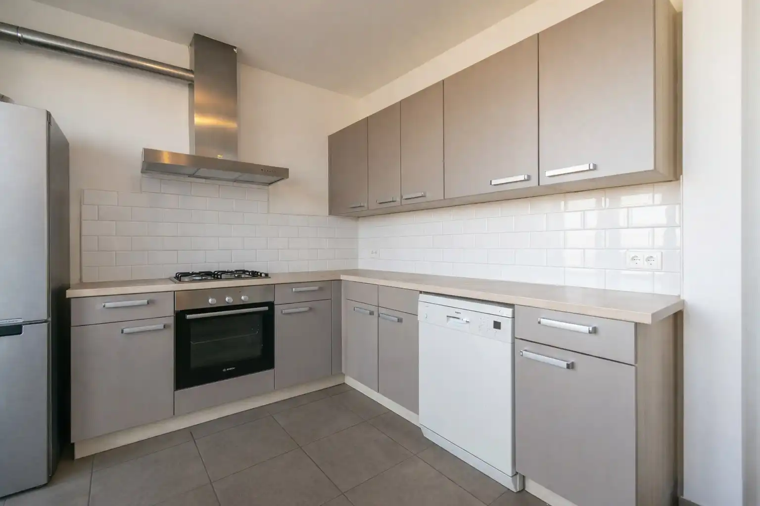 OPBRENGSTGEBOUW MET 4 RUIME APP + HANGAR (350m²)! foto 6