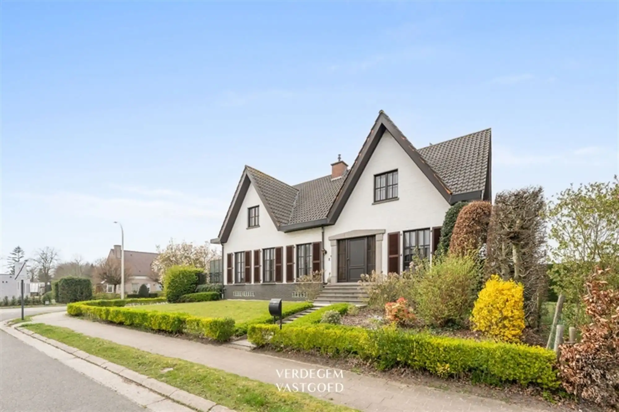 Tijdloze villa met 5+ slaapkamers en tuin, volledig onderkelderd foto 2