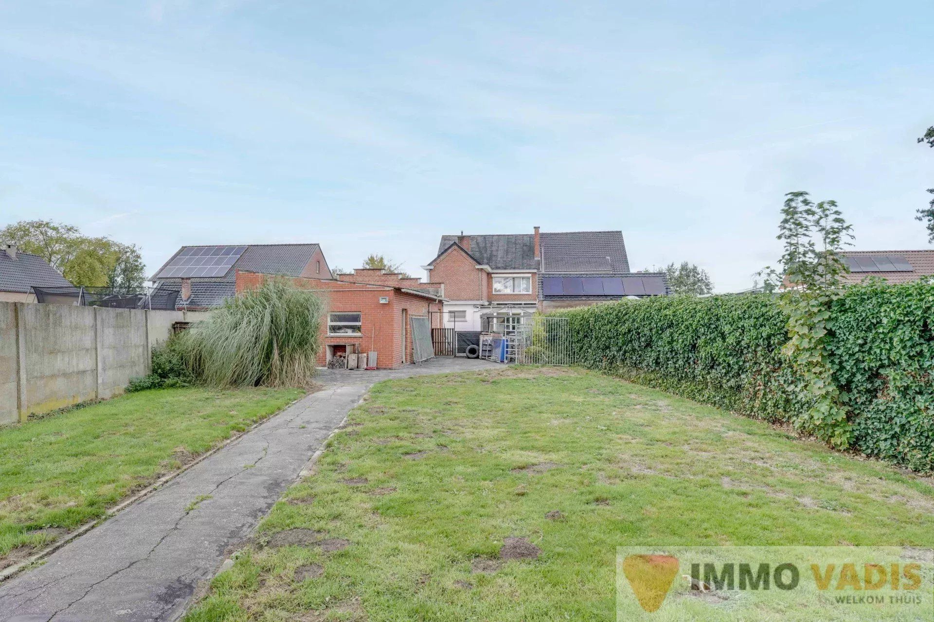 Ruime halfopen bebouwing op rustige locatie foto 27