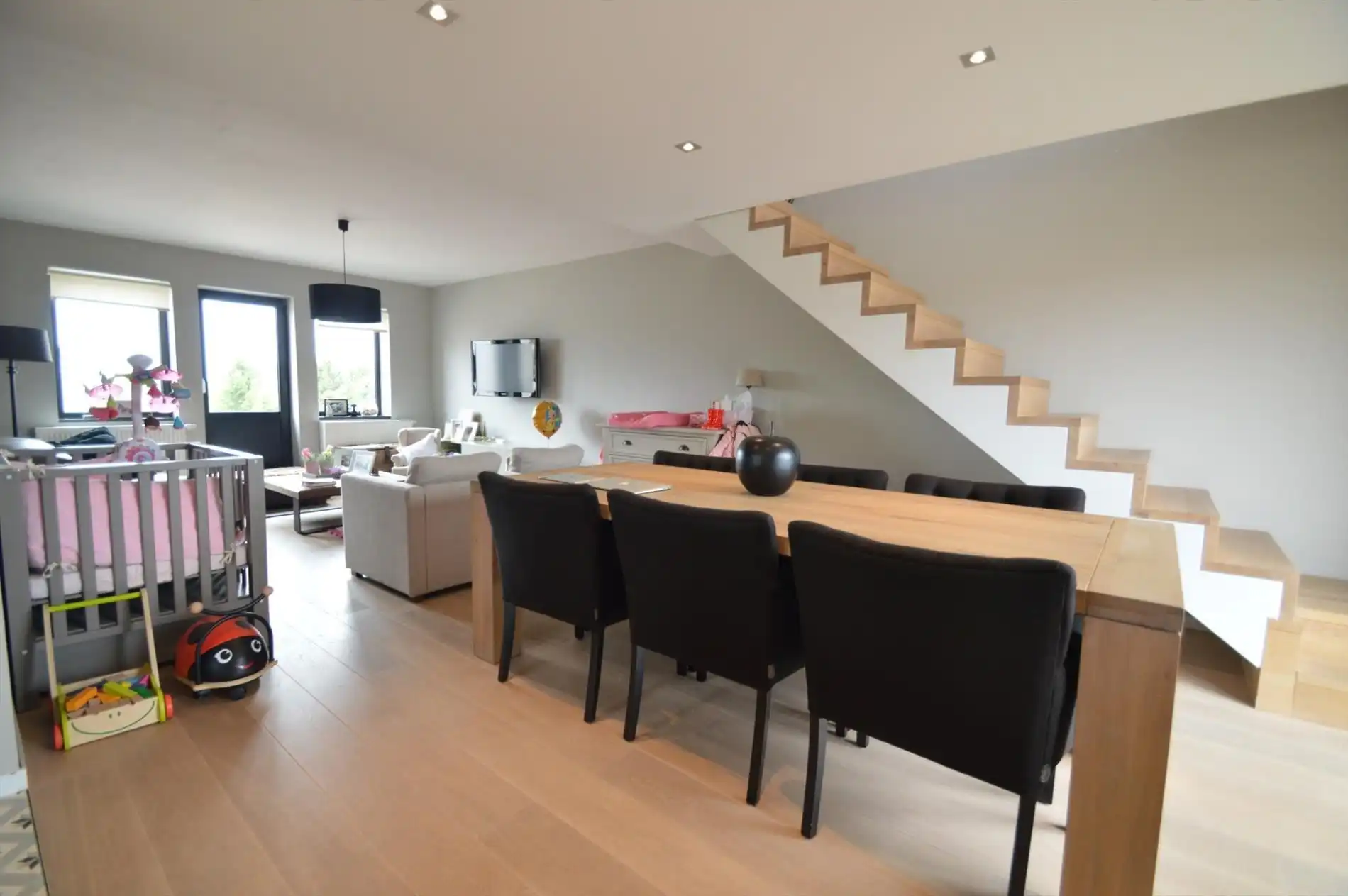 Knap duplex appartement op de 1ste en 2de verdieping met 1 grote en 1 kleine slaapkamers en 2 autostandplaatsen foto 3