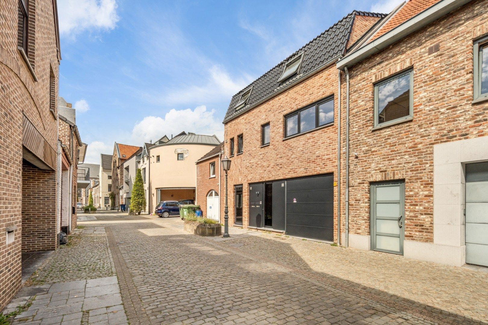 Recent, hoogwaardig afgewerkt gelijkvloers appartement, met terras en inpandige garage, in het centrum van Maaseik!  foto 3