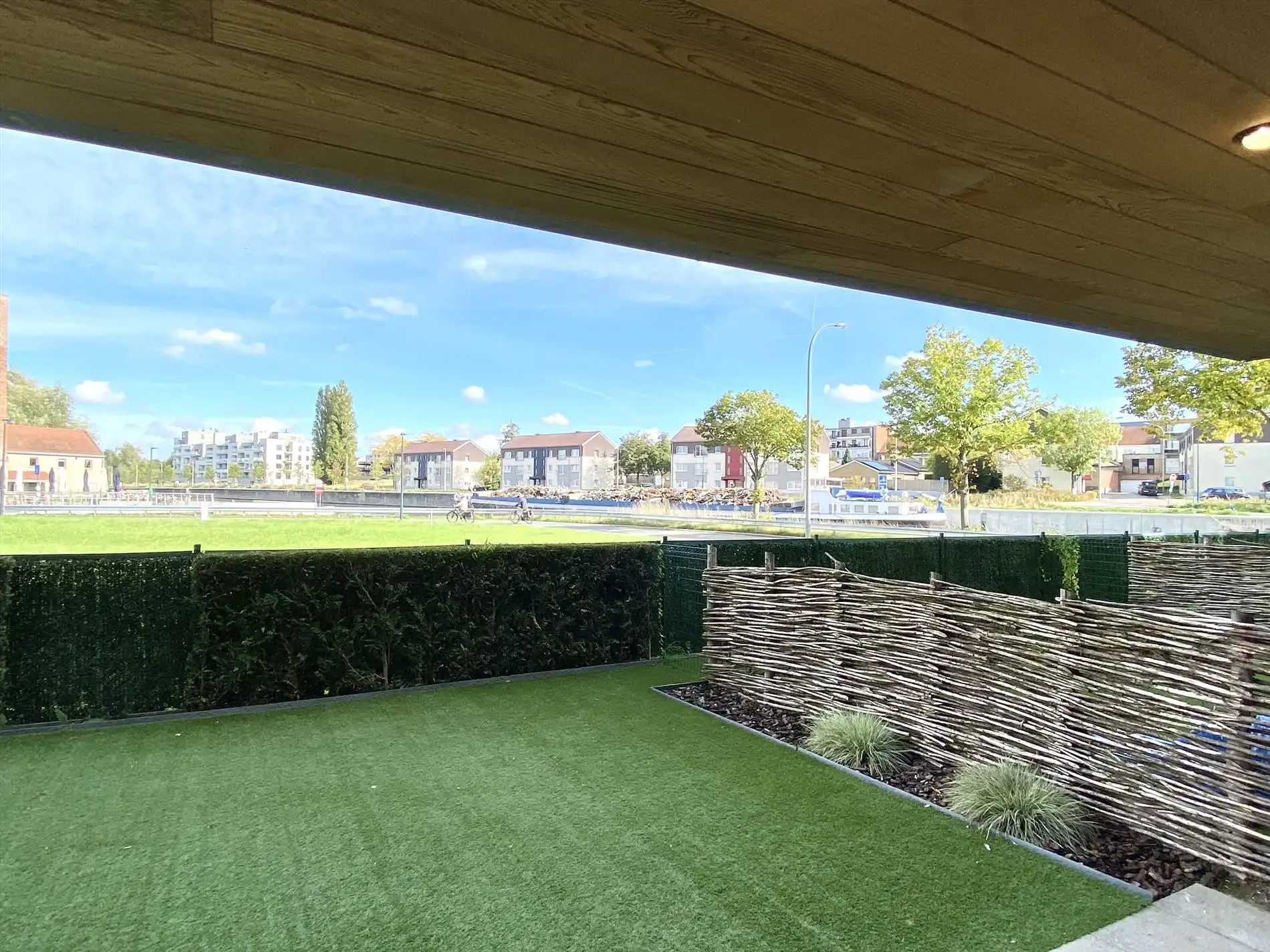 Ontdek dit prachtig gelijkvloers appartement met tuin en zicht op de Leie te Harelbeke! foto {{pictureIndex}}