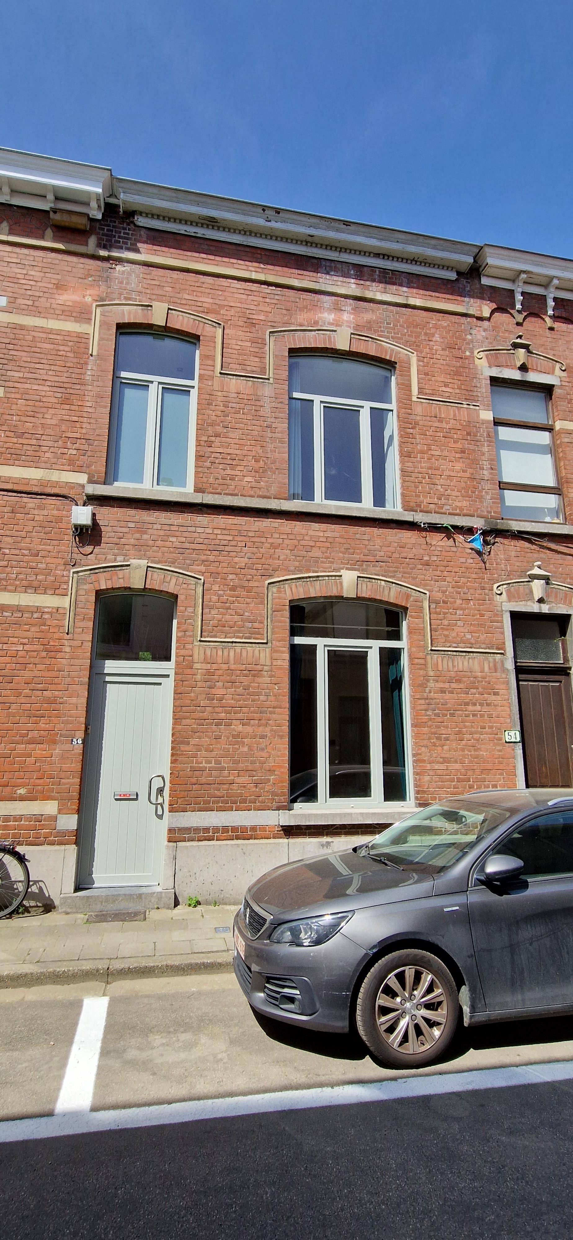 Karaktervolle HERENWONING met mooie leefruimten, 4 slaapkamers en een rustgevende tuin  op 1 are 70 ca.   foto {{pictureIndex}}