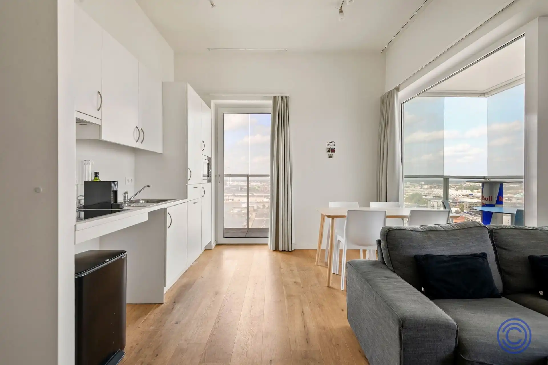 Rolstoelvriendelijk appartement op de 18de verdieping met panoramisch zicht over de dokken. foto 2