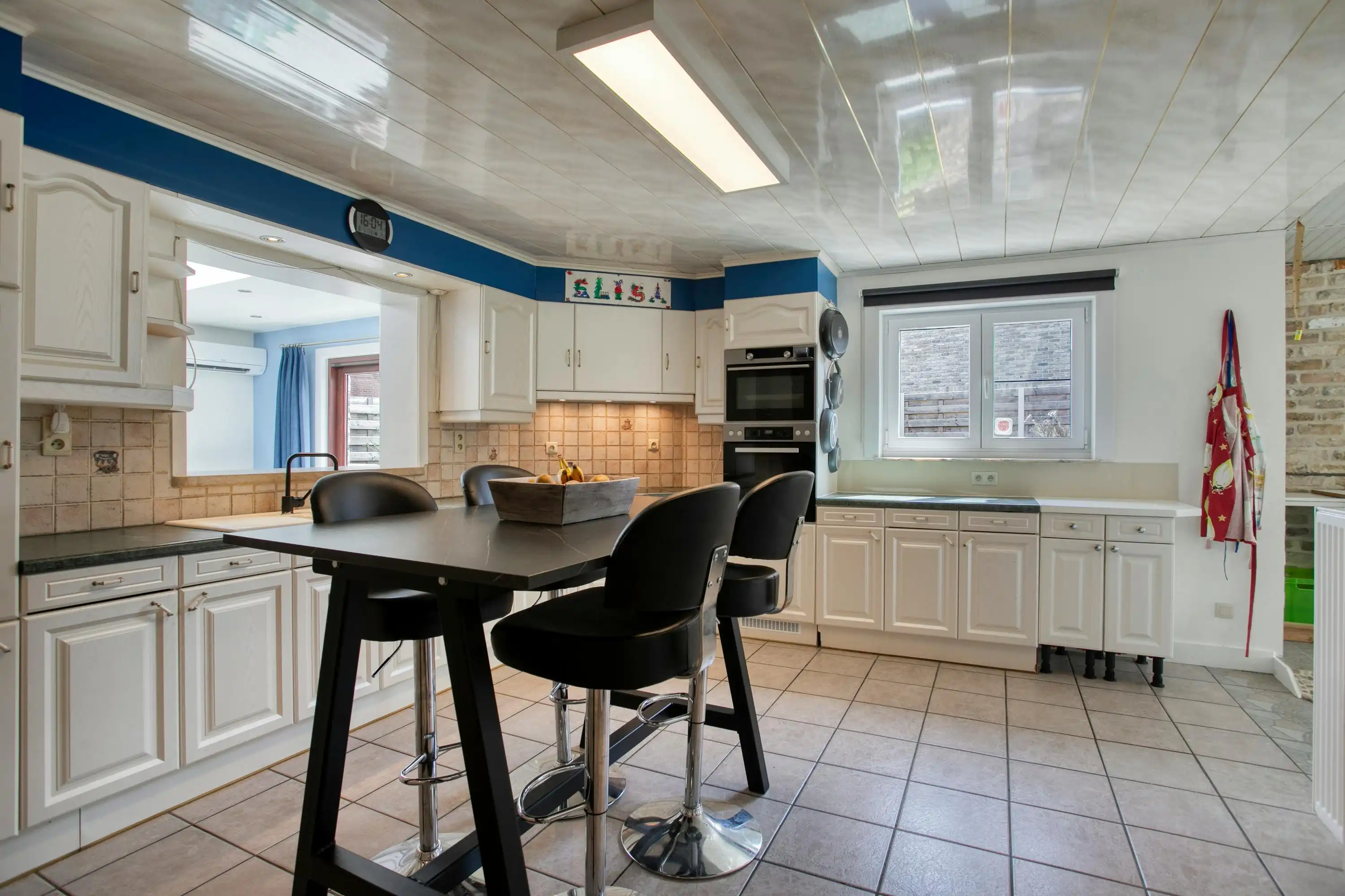 Ruime woning te koop met atelier, garage en vier slaapkamers foto 4