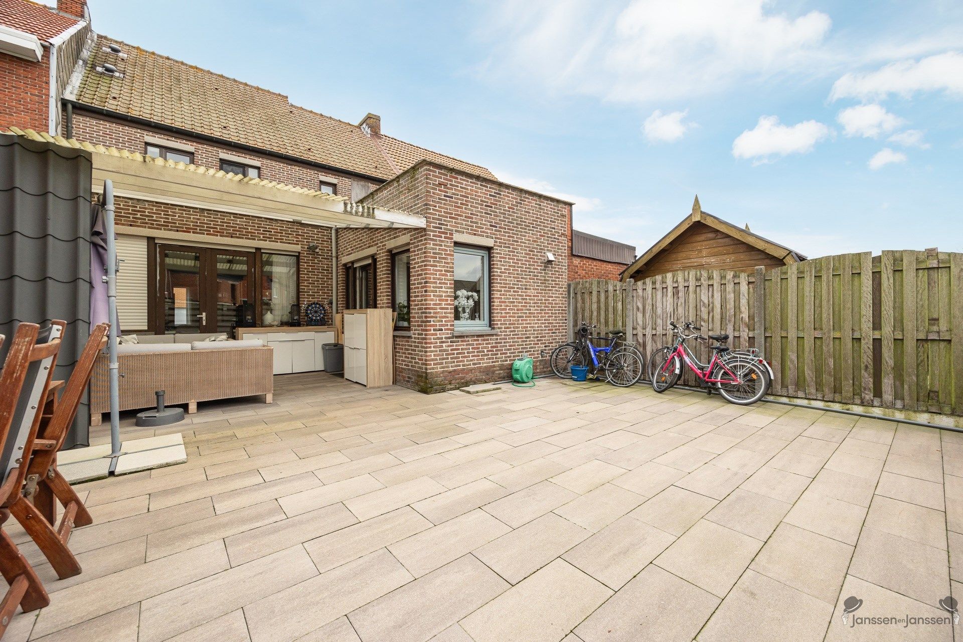 Ruime instapklare woning met aparte garage en tuin foto 22