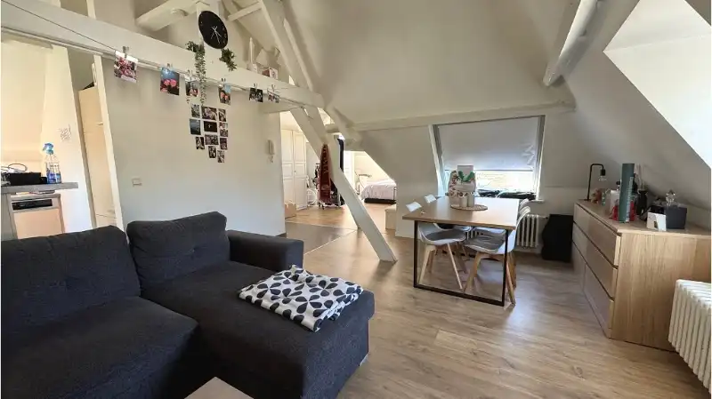 Ruime en kwaliteitsvol afgewerkte studio in loftstijl te huur in Brugge foto 3