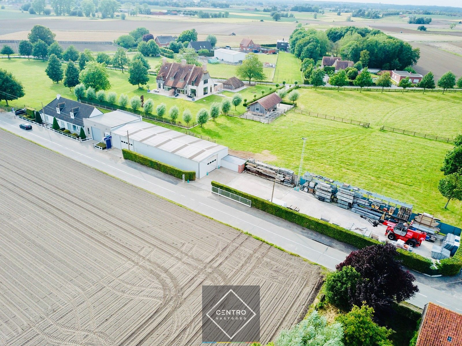 Instapklare WONING (4 slpkms, 2 badkms) met GARAGE (100m²), MAGAZIJN (300m²) en verhard KOER (600m²) op 2,8km van E403 (afrit Lichtervelde). Rustige gelegen met verzichten op de velden! foto 1