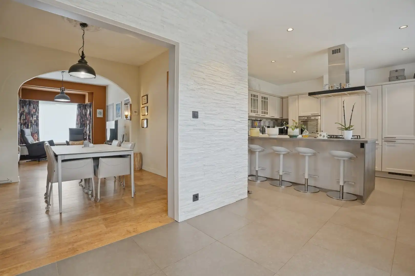 Ruime en instapklare rijwoning in het hart van Nieuwpoort op 284 m² met garage en nieuwe oprit! foto 2
