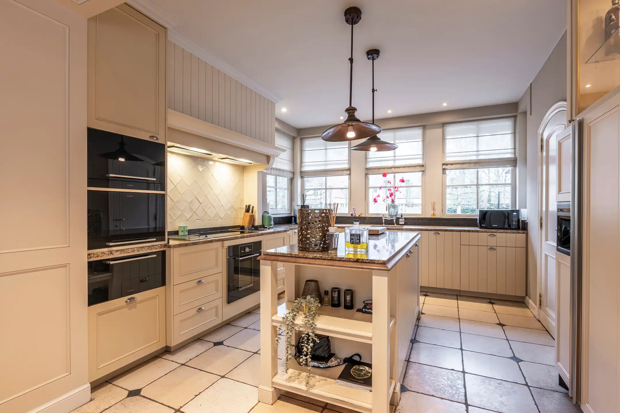 Rietgedekte villa op 2.000 m² met zwembad foto 10