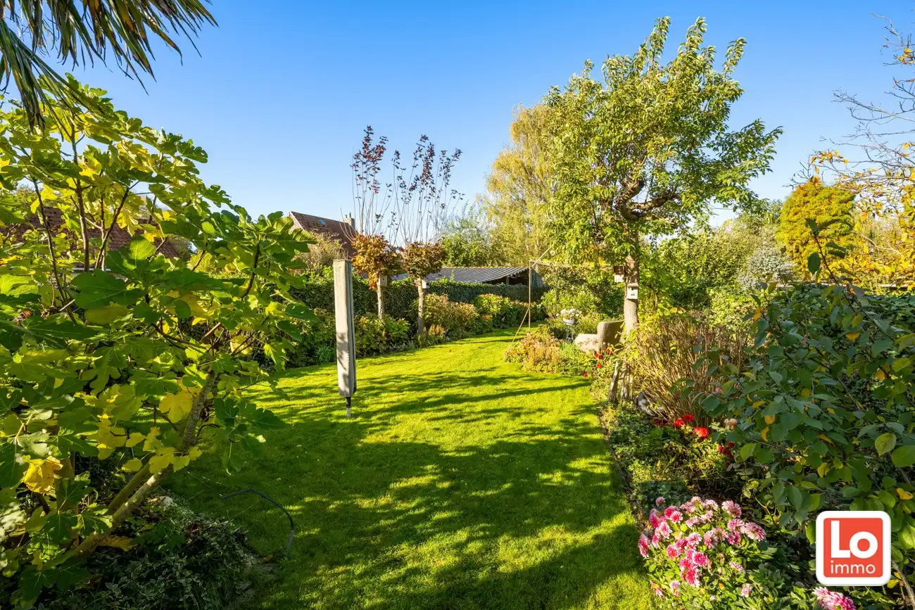 VERKOCHT! Charmante halfopen woning met inpandige garage op een rustige en groene locatie in Beervelde! foto 3