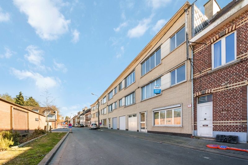 Roeselare-stadskern. Verzorgd en verhuurd TWEE-slaapkamerapprtement van 85 m2. Terras achteraan van +/- 14m2. Dichtbij scholen, winkels en de Markt, op wandelafstand. foto 2