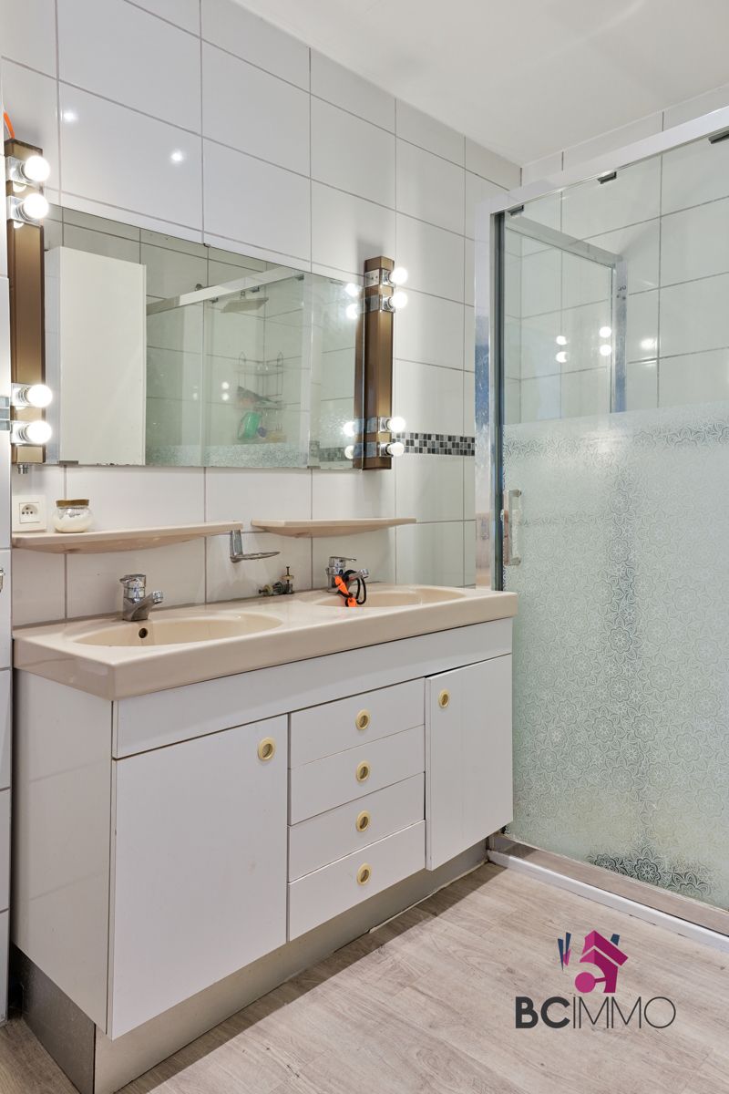 Handelswoonst met een triplex appartement te koop in Genk foto 5