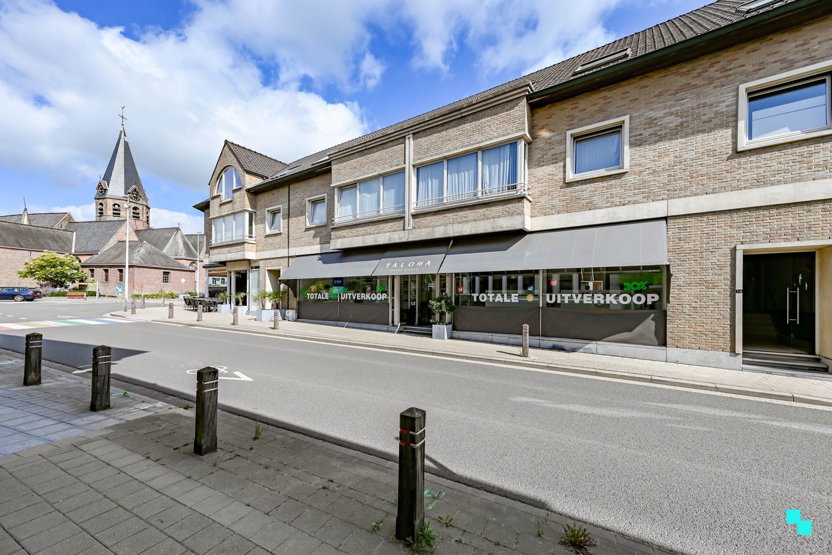 Centraal gelegen handelspand met etalage in hartje Lendelede foto {{pictureIndex}}