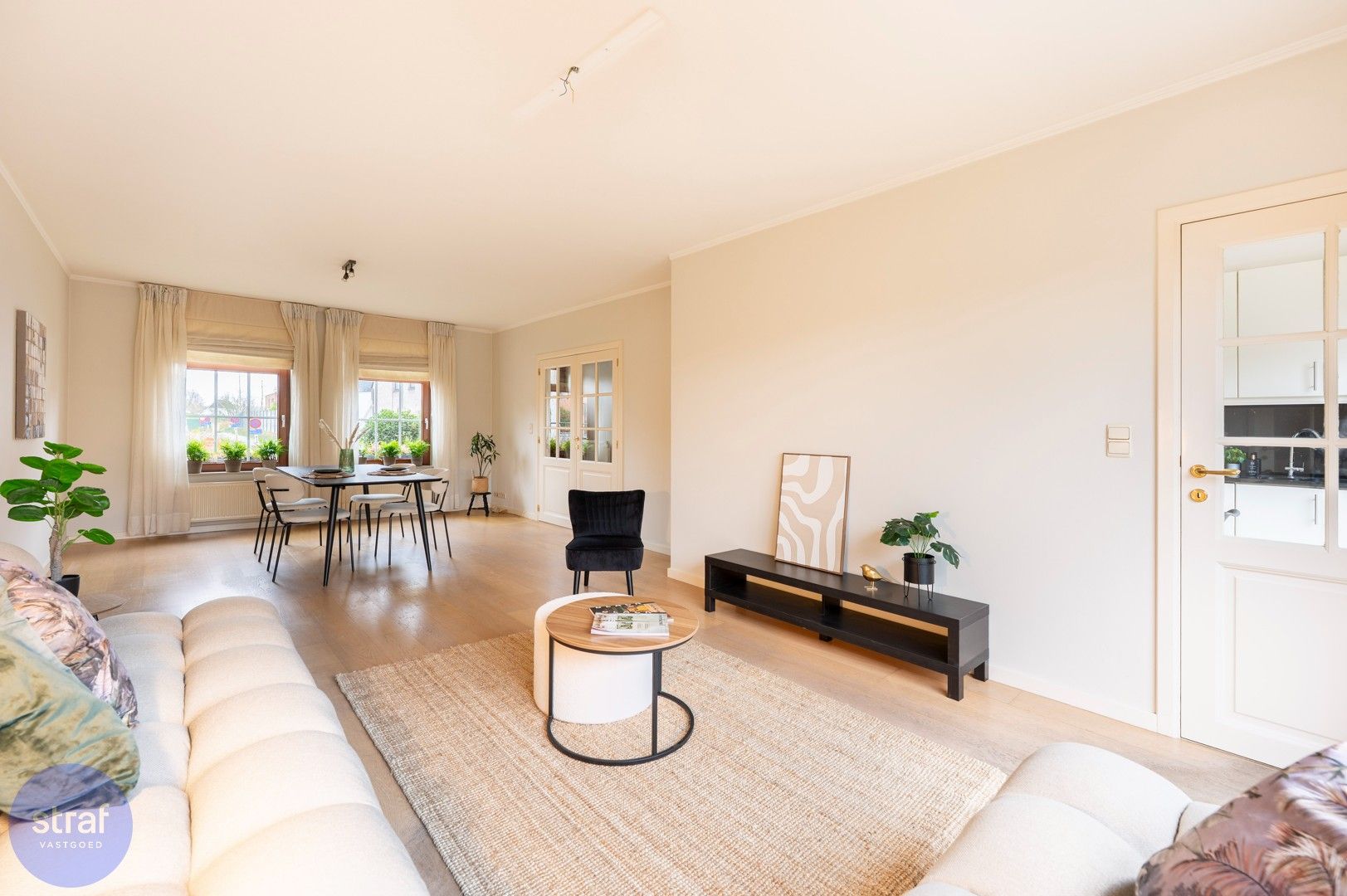 Prachtige woning met veel ruimte foto {{pictureIndex}}