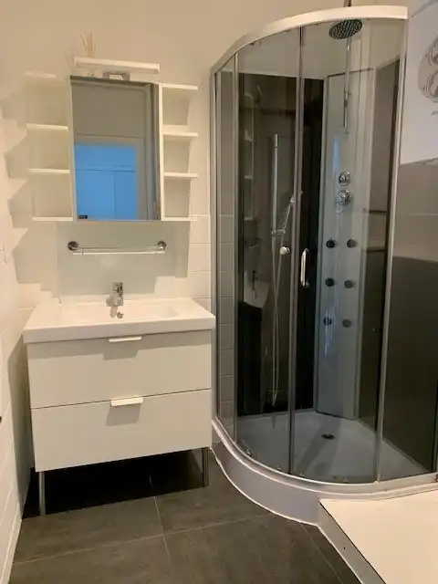 RUIM APPARTEMENT MET 2 SLAAPKAMERS, 2 ZOLDERKAMERS EN 2 GARAGES TE RUNKST foto 12