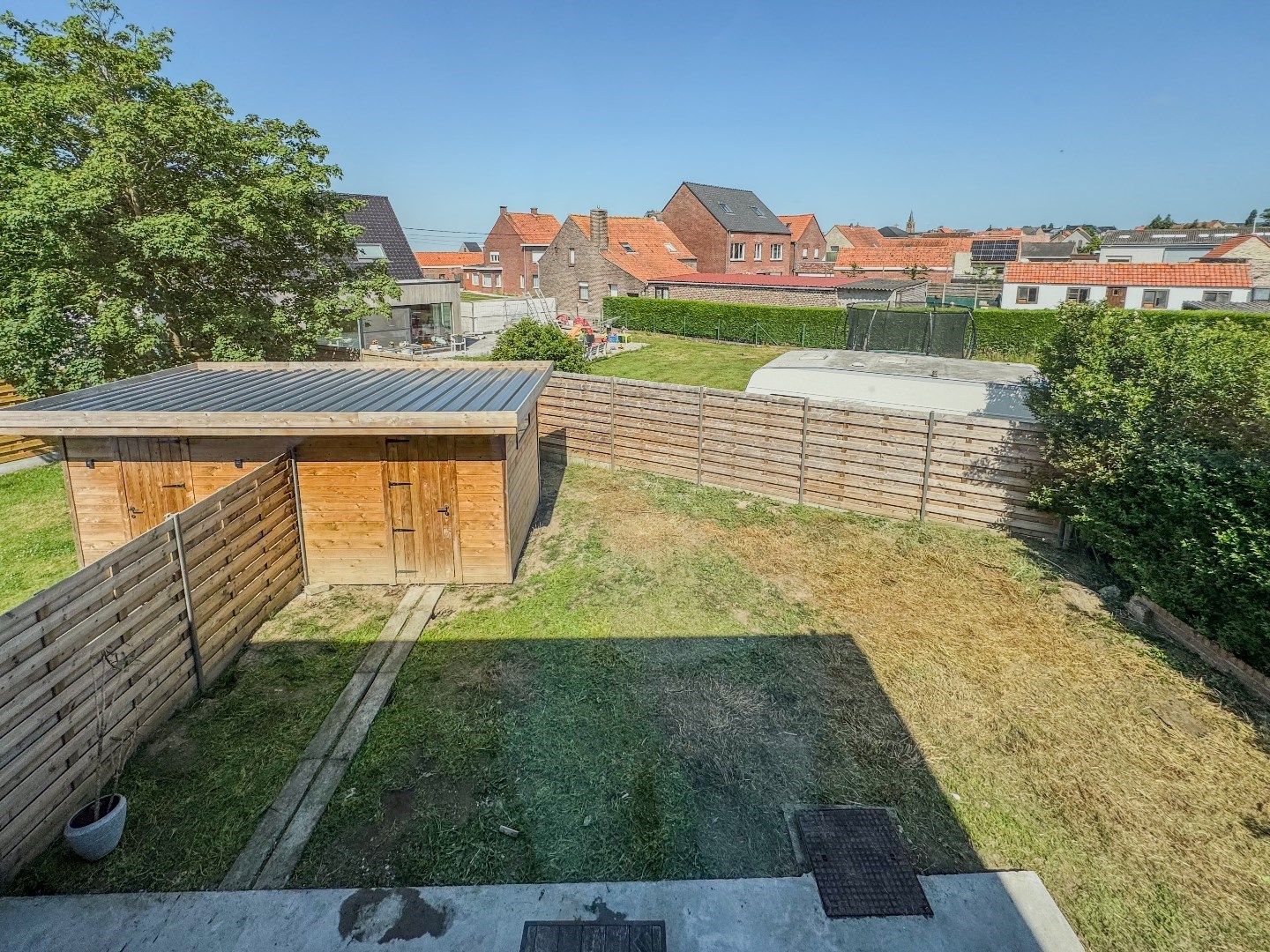 Recente woning met 3 slaapkamers, carport en tuin. foto 12