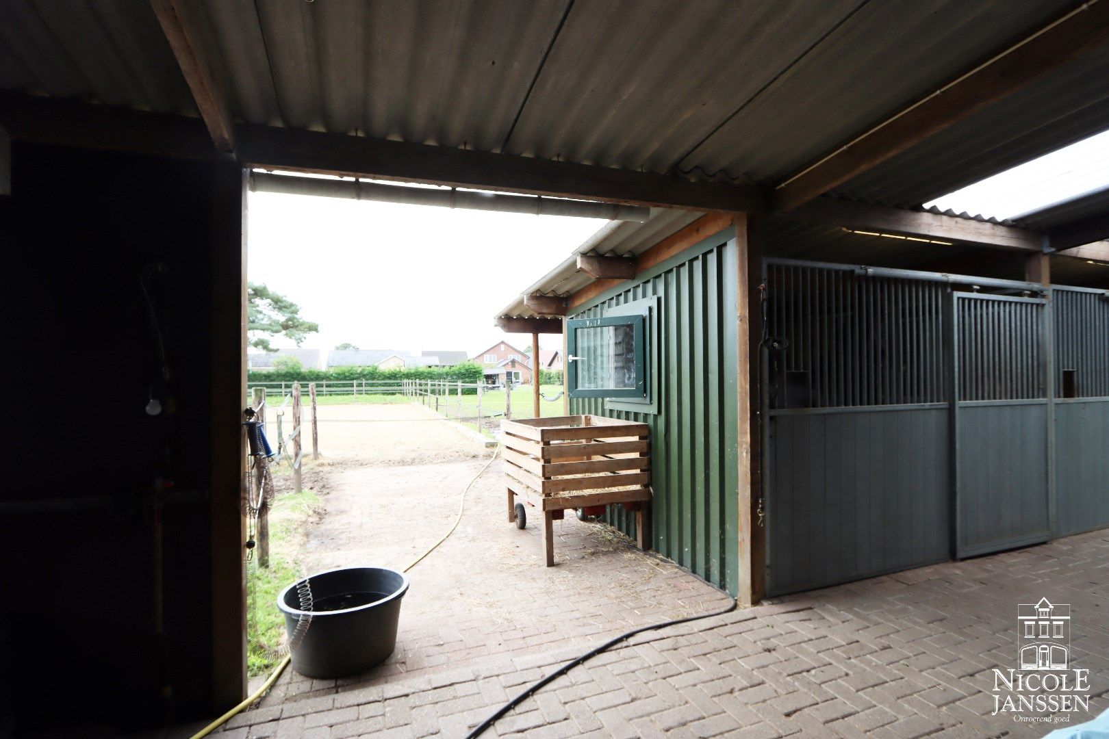 Instapklare gezinswoning met 3 slaapkamers en grote tuin met paardenstallen foto 24