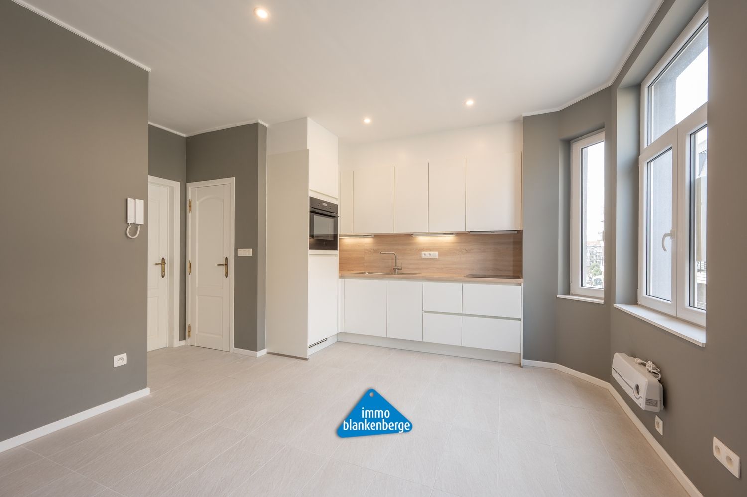 Volledig gerenoveerd duplexappartement nabij het Stationsplein en de Zeedijk foto 2