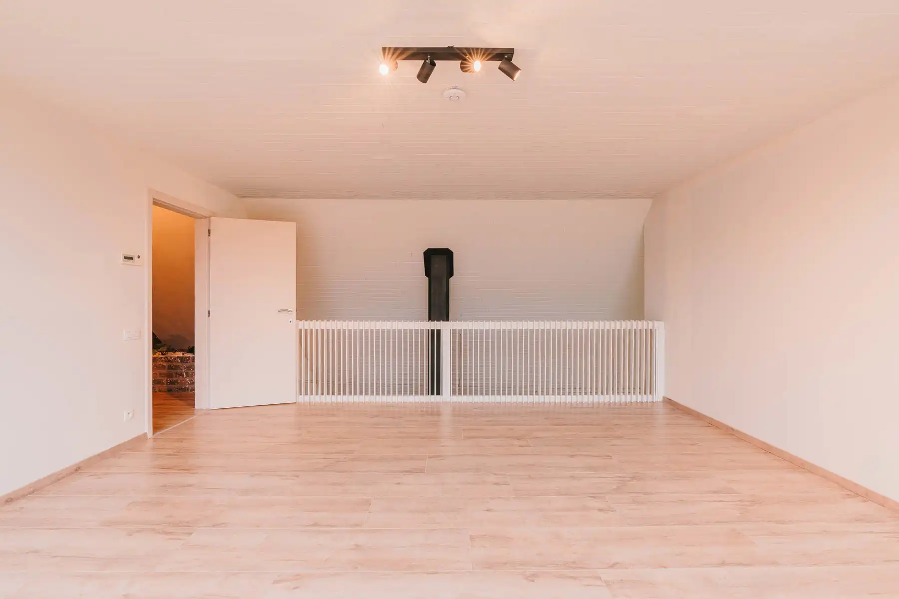 Ruime gezinswoning met praktijkruimte/kangoeroewoning foto 19