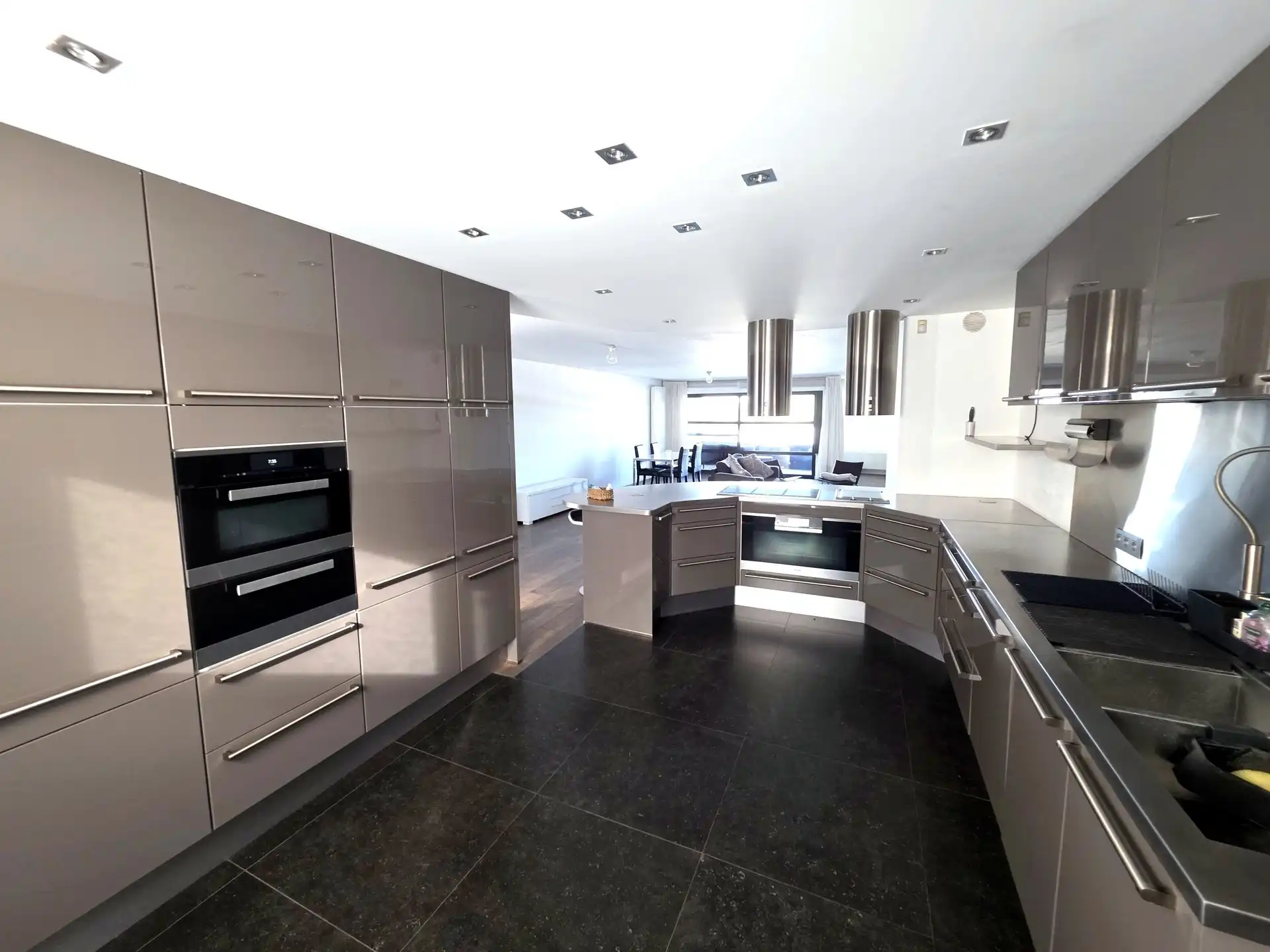 Stijlvol en lichtrijk appartement met twee terrassen en open uitzicht foto 2