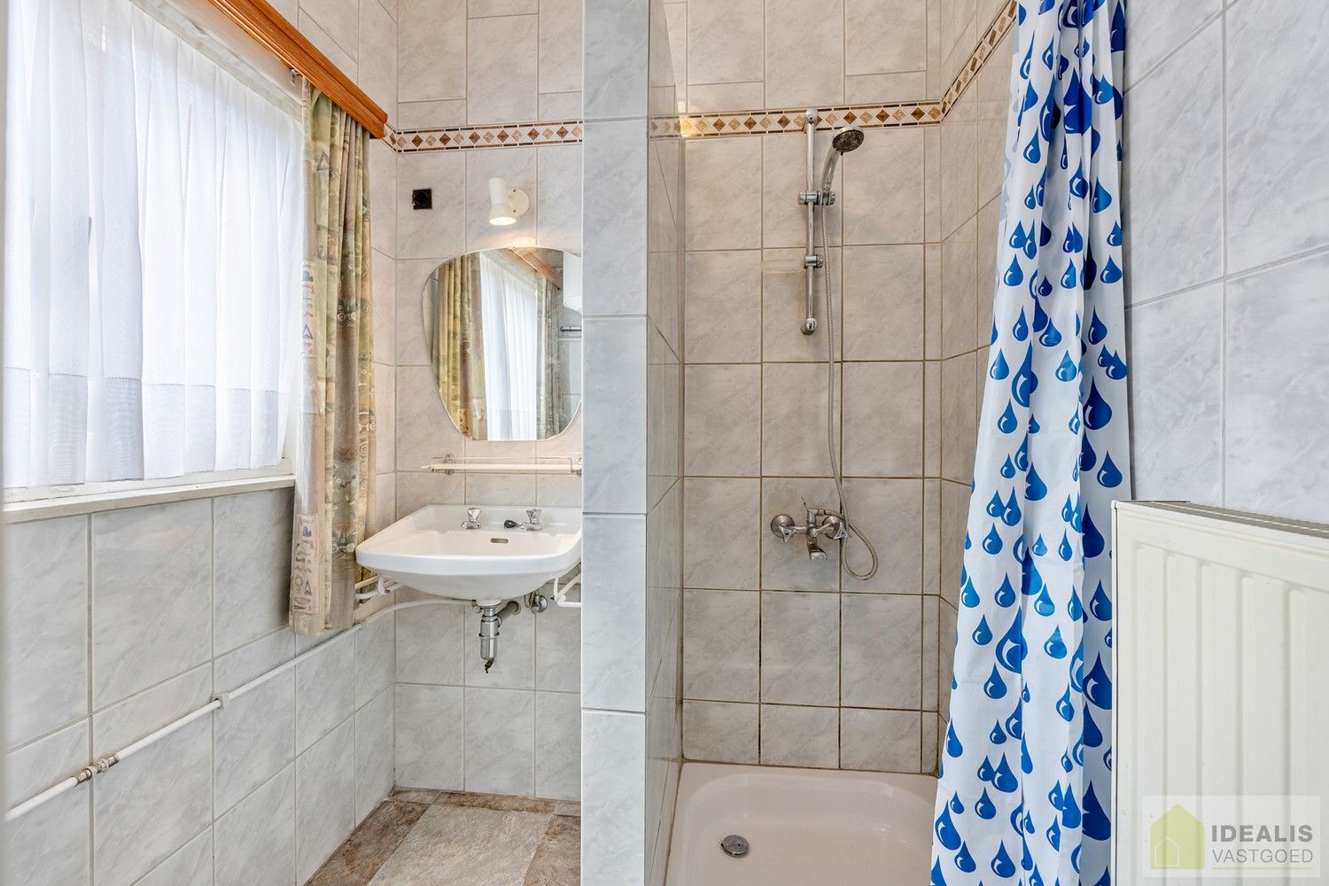 IDEALIS VASTGOED - Aangename karakterwoning op fijne locatie te Pelt. Deze woning omvat maar liefst +-143m² netto bewoonbare oppervlakte op een perceel van 4a 53ca met een ruime woonkamer, maar liefst 3 slaapkamers, badkamer, wasplaats, veranda en garage vlakbij de dorpskern van Boseind! Uiterst geschikt voor kandidaten op zoek naar een betaalbare woning op te frissen naar eigen wens. foto 18