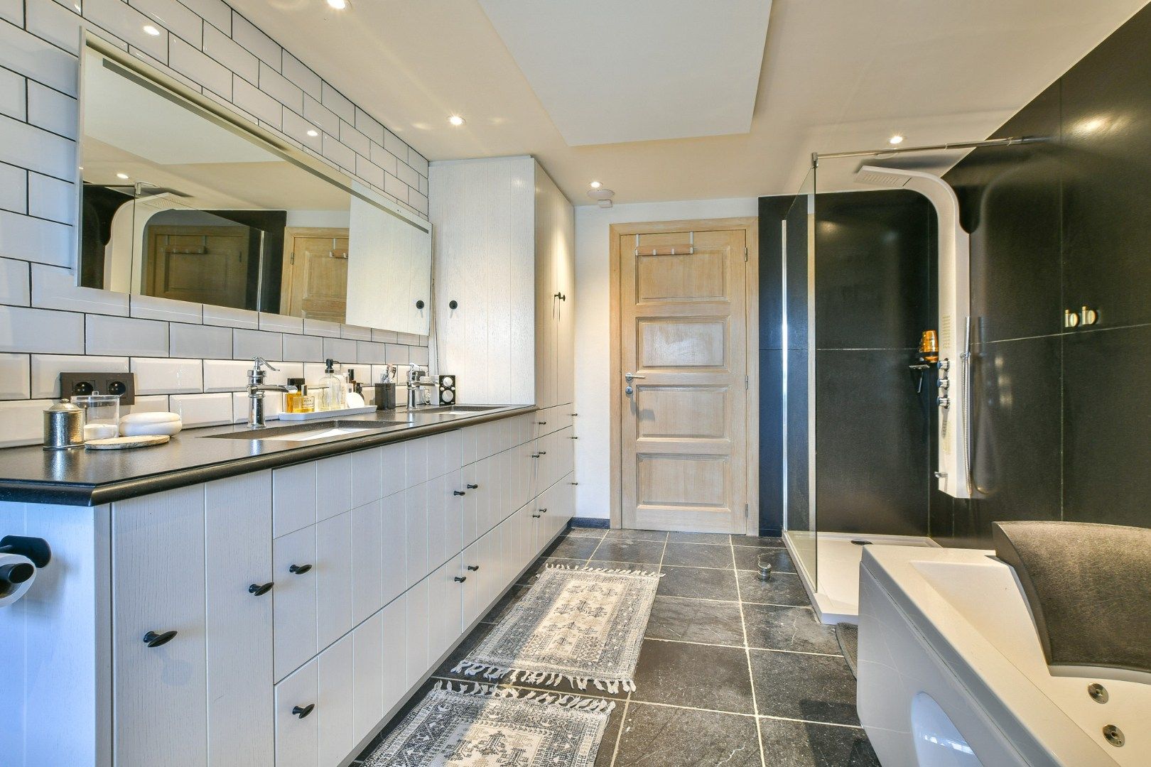 Prachtig gerenoveerde villa met charmante elementen in het centrum van Lissewege! foto 26