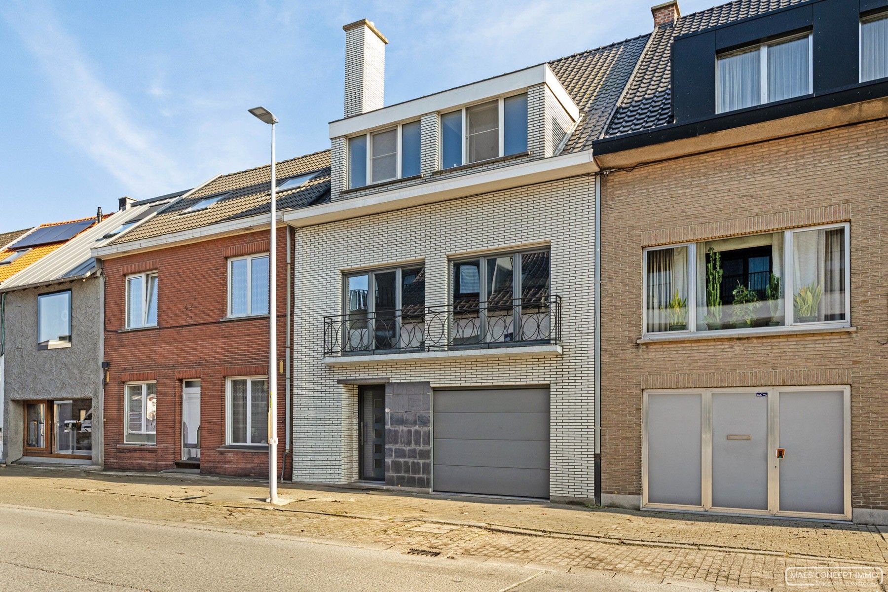 Charmante Bel-etage aan de stadsrand van Oudenaarde met ruime garage en gezellige stadstuin foto {{pictureIndex}}