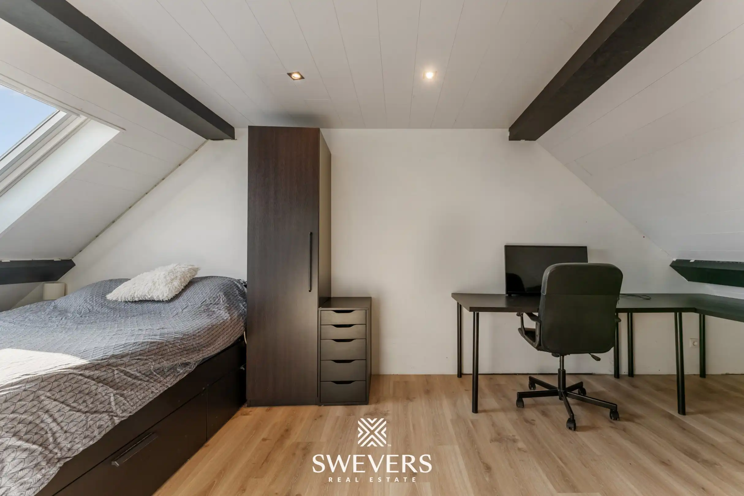 Ruime halfopen woning met zuidoostgerichte tuin en zwembad foto 24