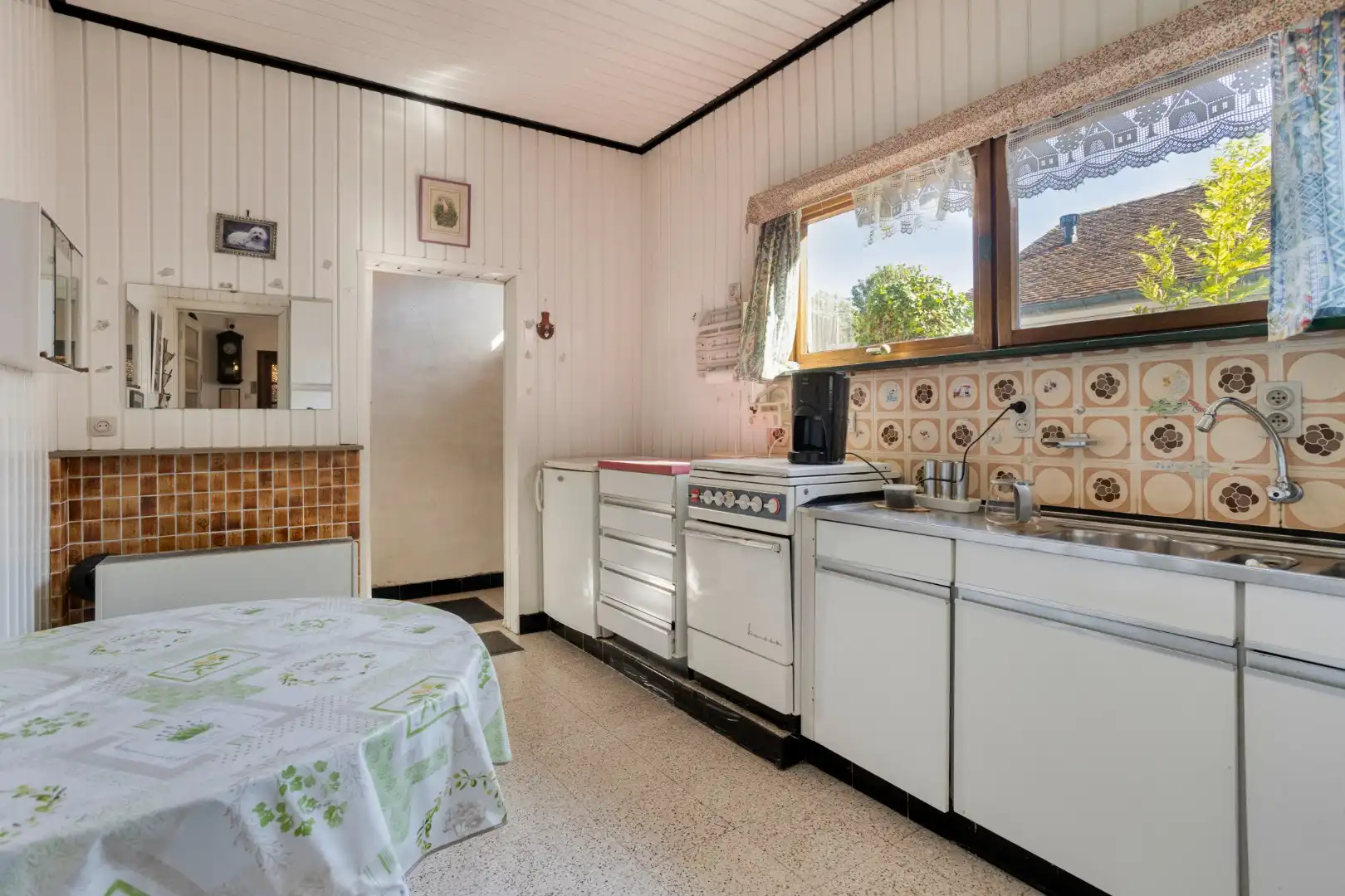 Karaktervolle te renoveren woning met diepe tuin in hartje Wevelgem foto 10